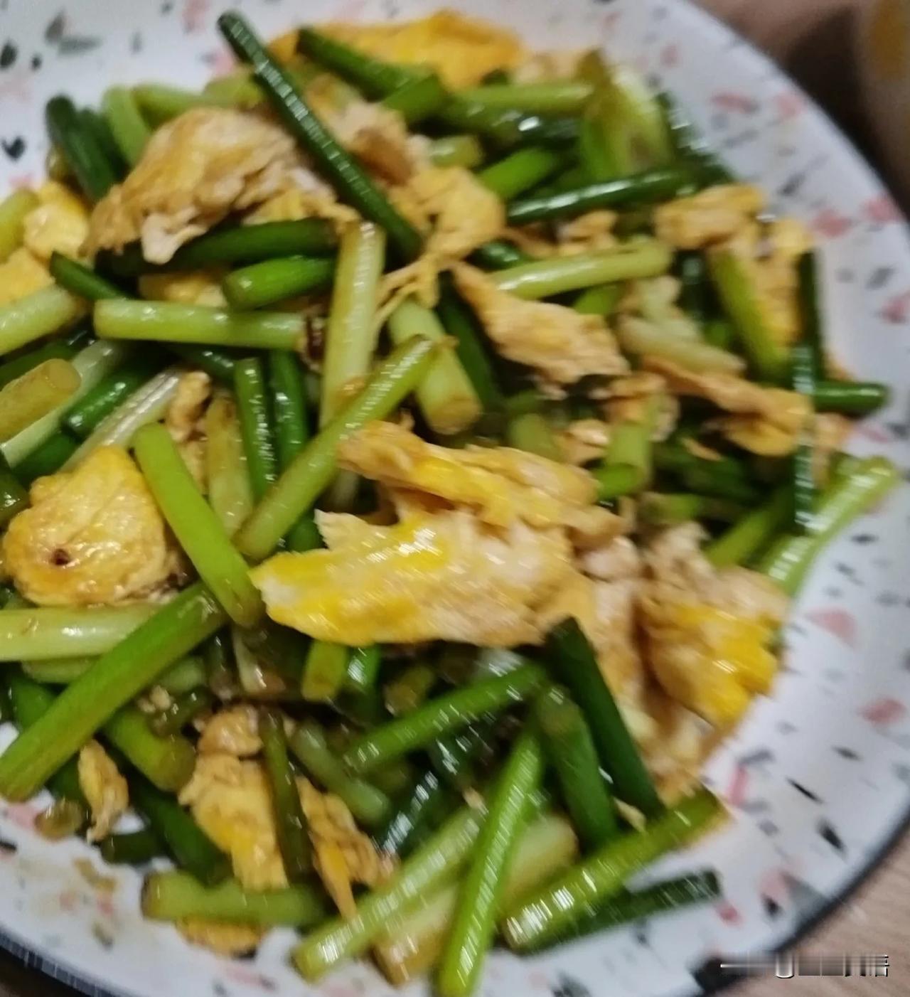 鸡蛋炒蒜苔，老公做的，味道肥美。我节约了一周的花生油，他炒两个菜就都给用出来了[