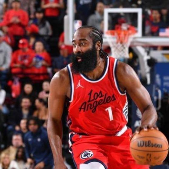 《哈登当墙肘击对手吃进攻犯规，打了15年球球迷首次见他主动为队友做掩护，动作生疏