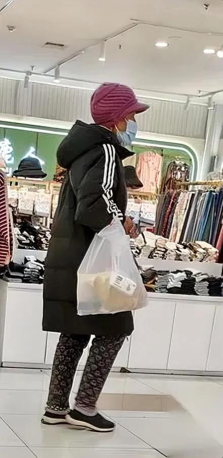 同事奶奶太奇葩！

偷坚果藏半年不吃？

我同事总说她奶奶是