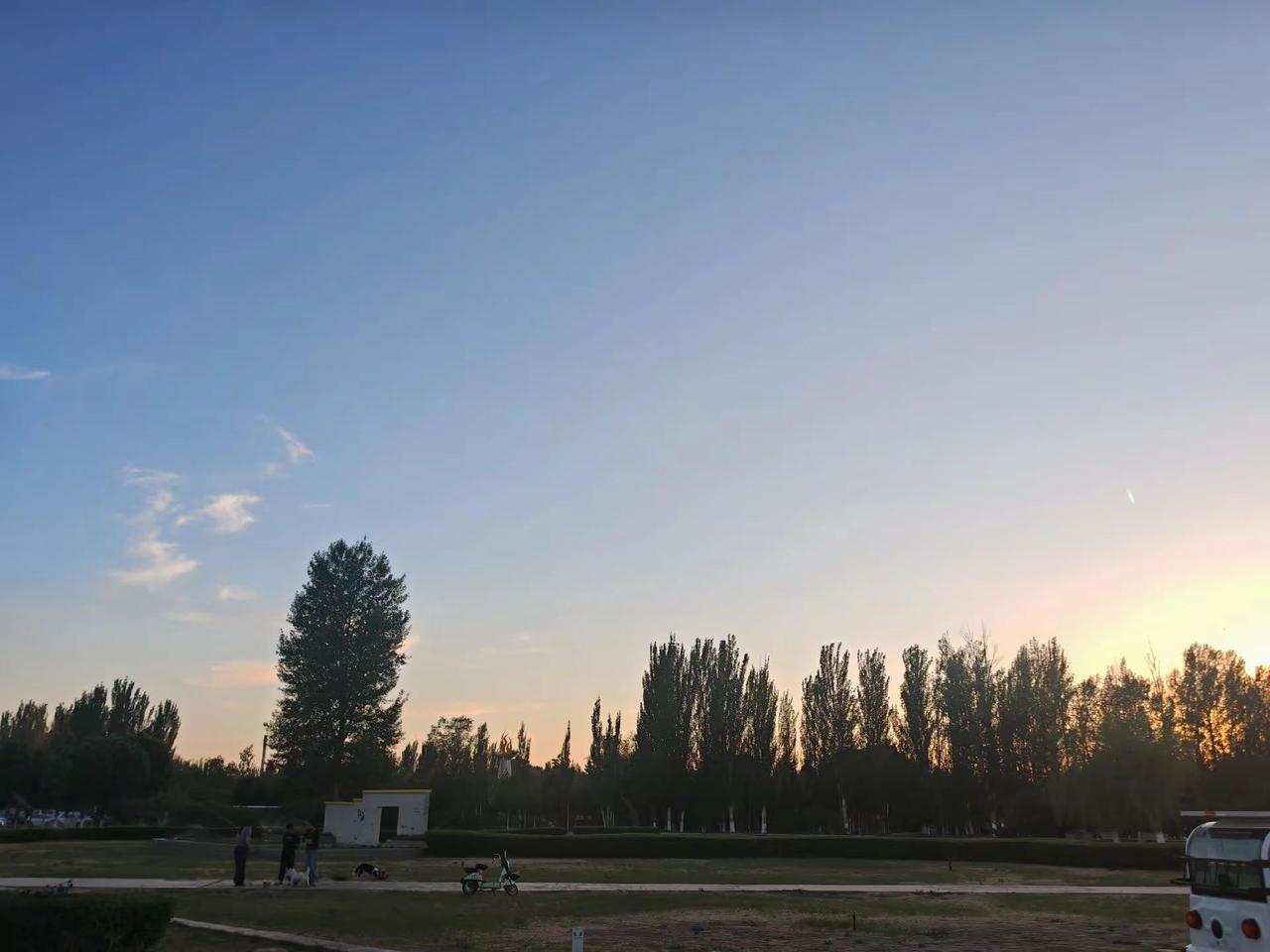 新疆哈密 分享你手机里的天空 原创诗歌 一张图证明你去过的地方