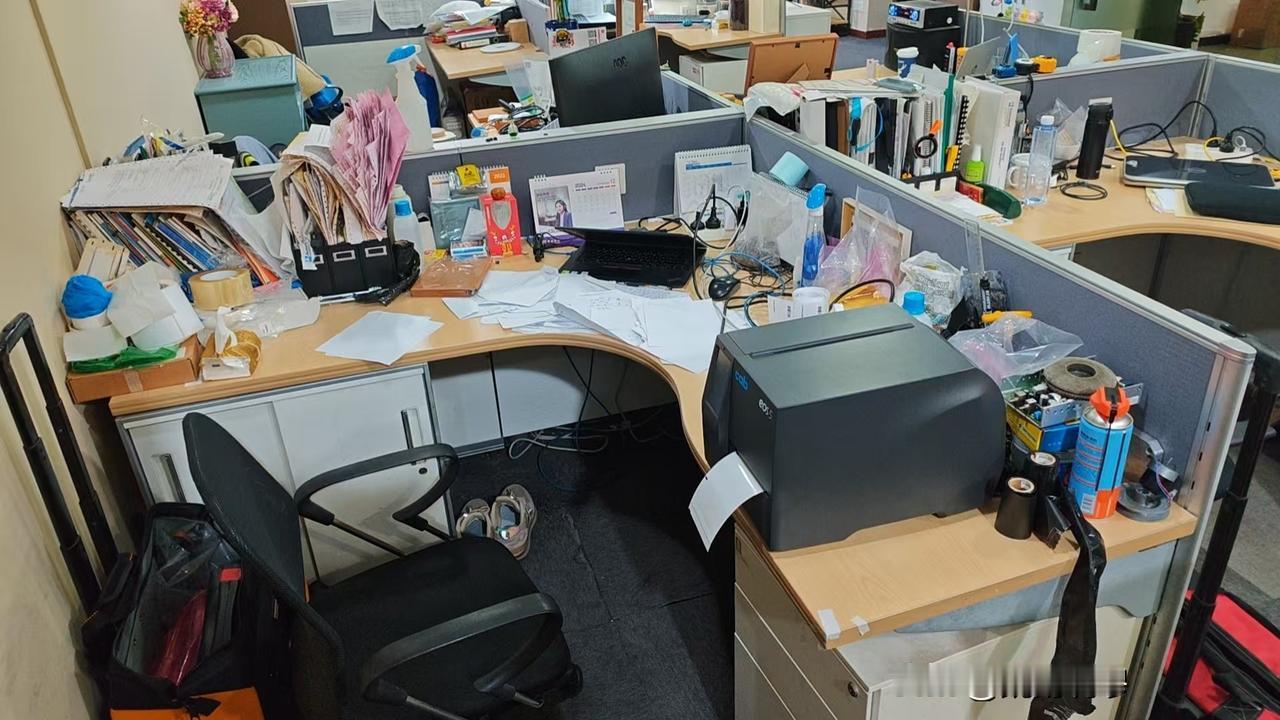 我们工程部四个人个个都是老大粗，这桌子乱的估计派任何人来检查5s都可以顺走我们一