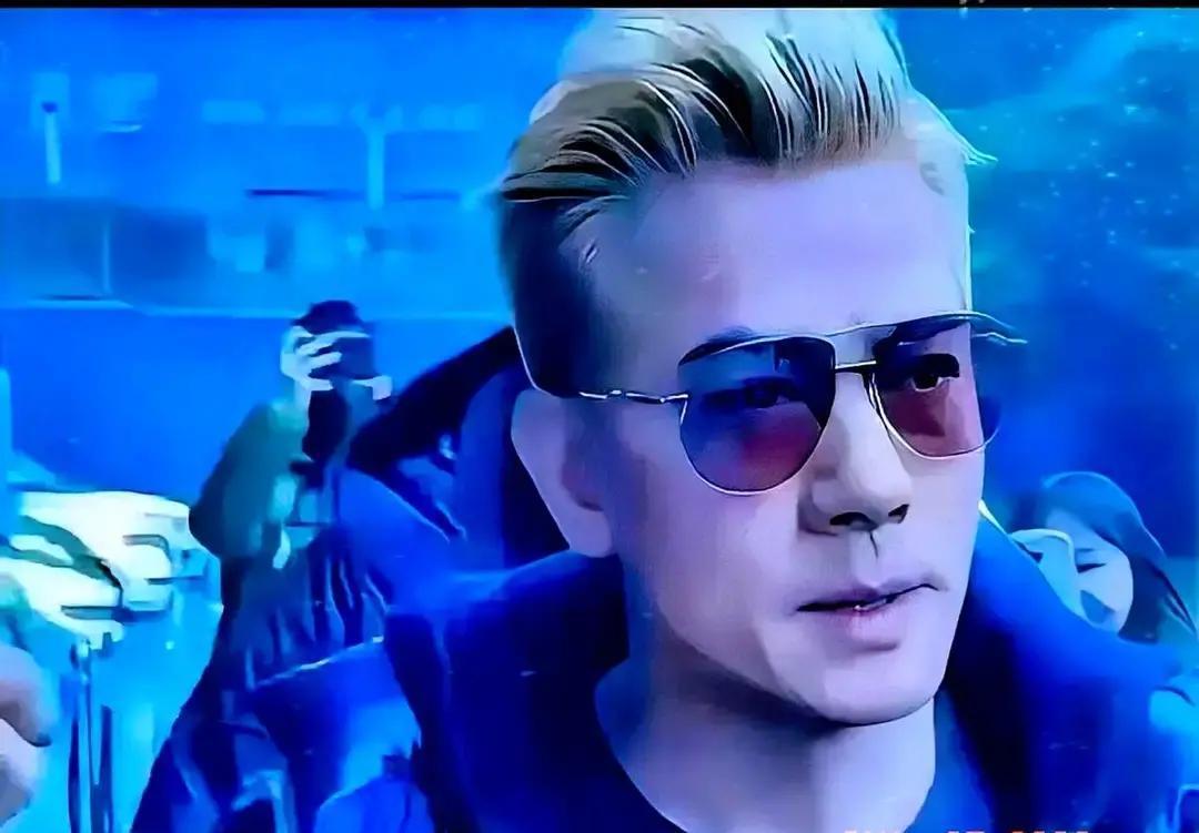 郭富城把20辆超跑全卖了，换成3亿港币的教育债券。
 
一句话，超跑会掉价，学位