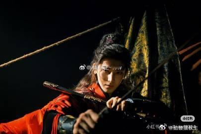 侯明昊唱雀骨片头曲 这条片头曲太有感觉，侯明昊一开口就引燃了整个情绪，想必萧无衣