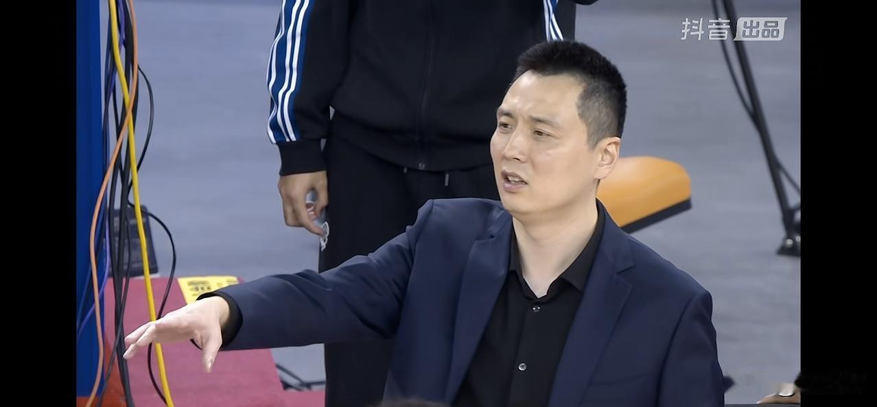 挡不住，挡不住！上海队打疯了！
半场就将排名榜第四位防守最强悍的山东队打崩溃了，