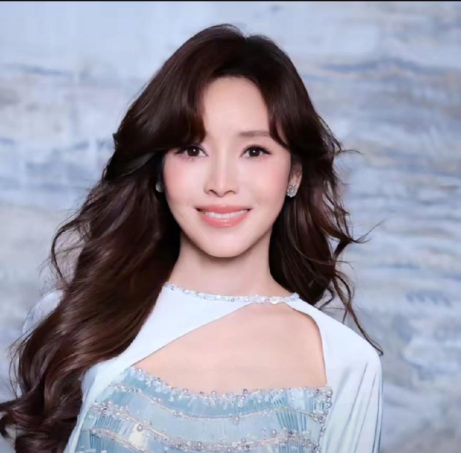 47岁侯佩岑悉尼出游登热搜！一家四口温馨同框，褪去光环尽显烟火幸福
 
    