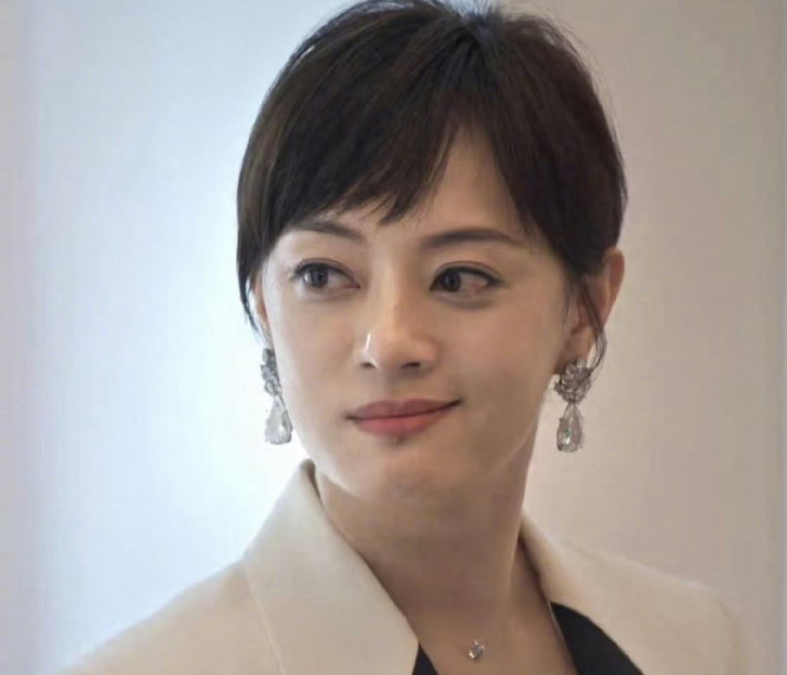 孙俪的唇下痣没了娘娘嘴下边这好像是玻璃渣子取出来以后留下的疤痕，现在没了，估计是