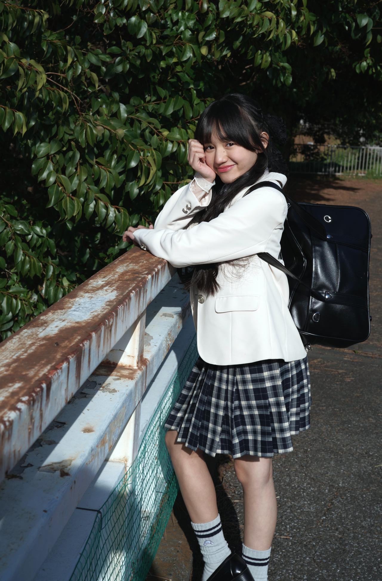 倚栏思远，绿树掩映。