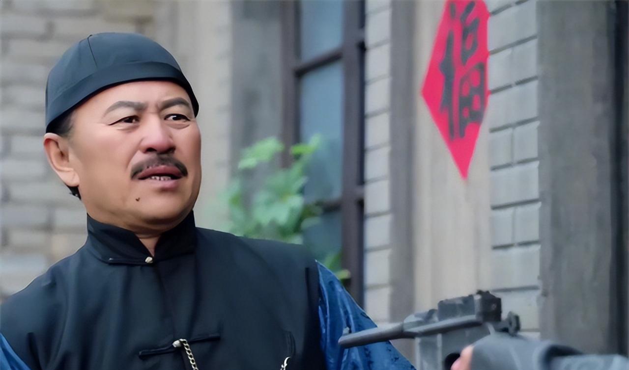 抗战时，游击队长李岩性被日军撵了约莫两里路时，见野外无隐蔽处可以藏身。脱身，不可