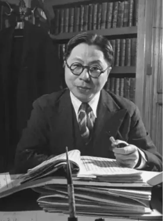 南开中学的同班同学里出了两个狠人。一个叫周恩来，后来成了新中国总理；另一个叫吴国