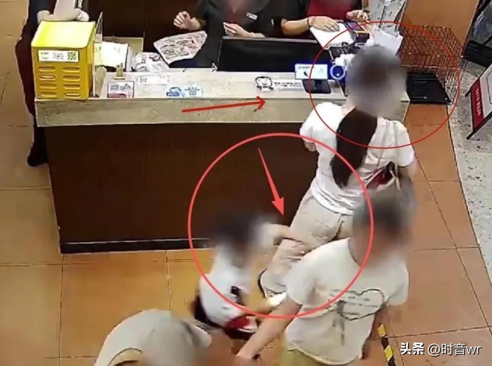 4岁男童“摸臀”事件闹到现在，剧情反转得比坐过山车还离谱。

最开始涉事女子发视