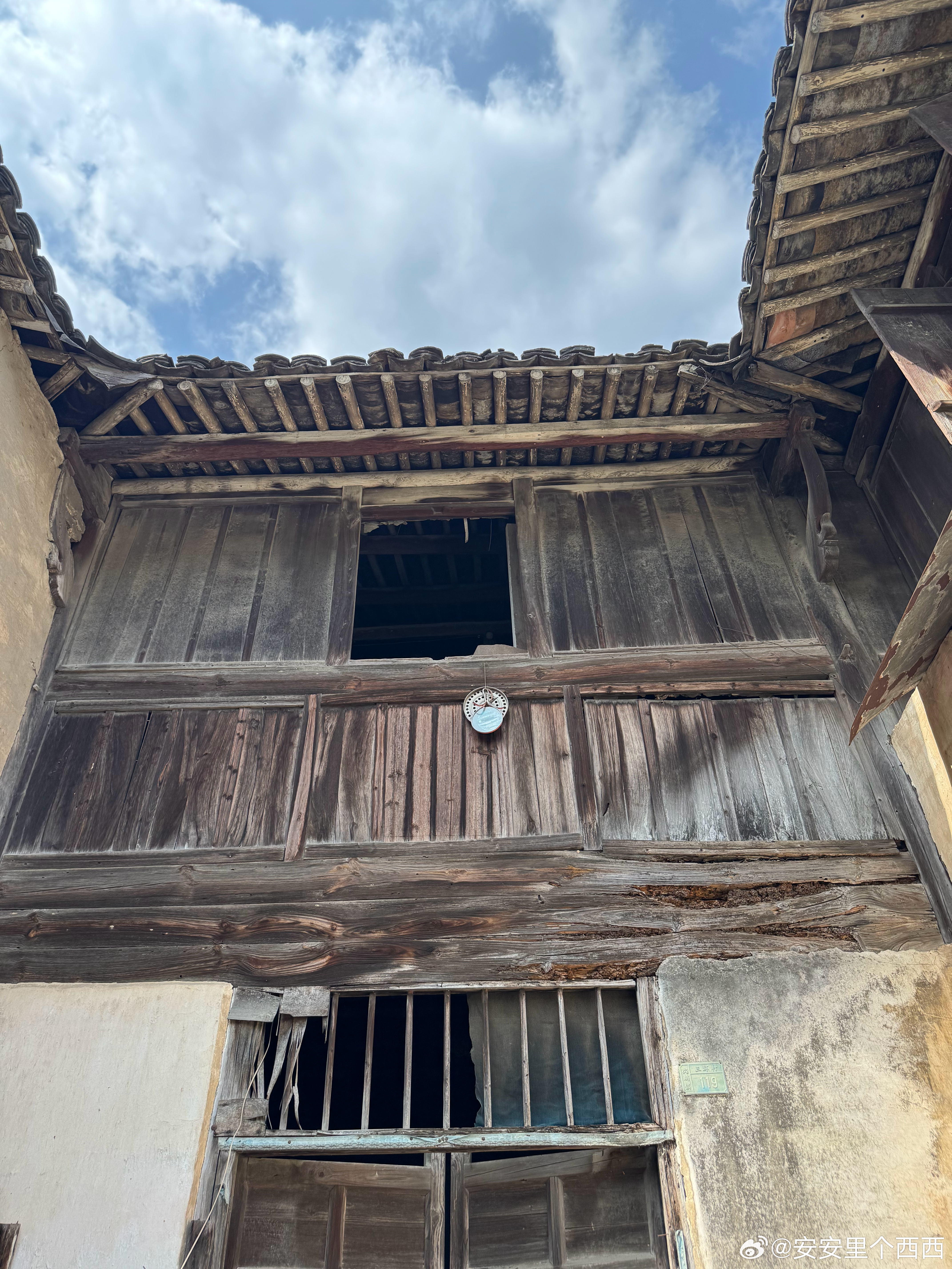 这两天都在祭祖昨天去我爷爷奶奶那祭祖了今天在阿莫斯老家祭祖这会儿午饭后跟着安爷爷