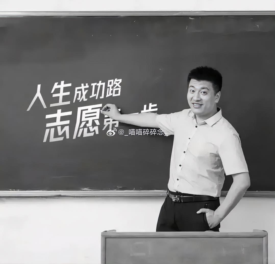 3月24日张雪峰因突发心源性猝死离世，其11岁女儿张姩菡在小学上课期间被紧急接走