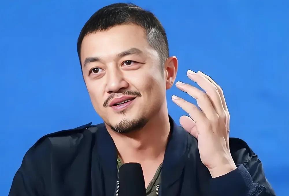 我一直很喜欢他演的角色，尤其“笑傲江湖”的令狐冲，很多人讨厌他并不是因为他投资失