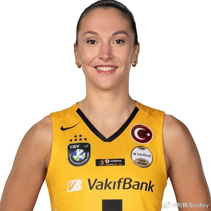 由于外援人数限制，法国一姐卡佐特今天在瓦基弗银行对阵伊尔银行的比赛中休战。女排 