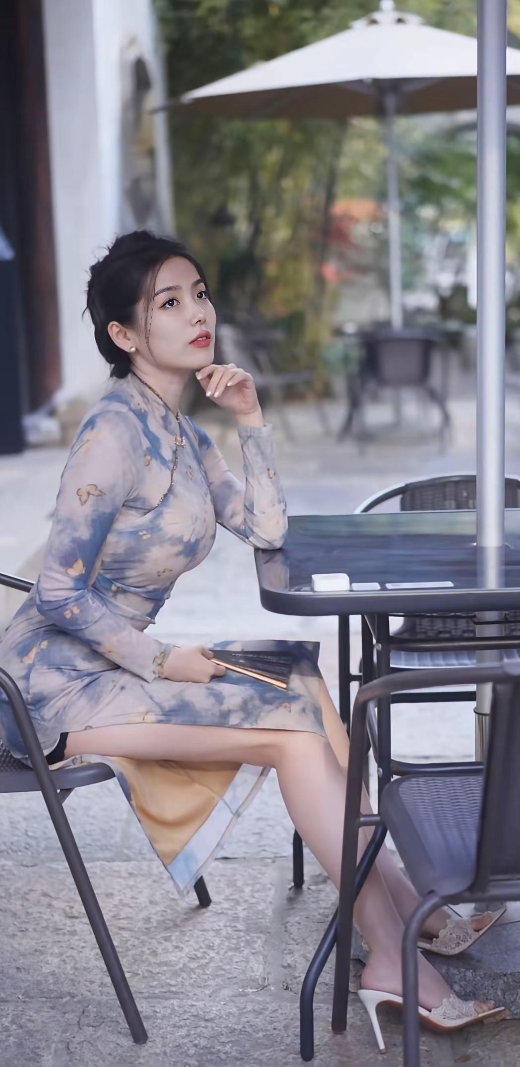 《旗袍雅韵》

浅蓝的绸缎裹着民国的风
盘扣锁住了半阙春愁
你倚在木格窗边
等一