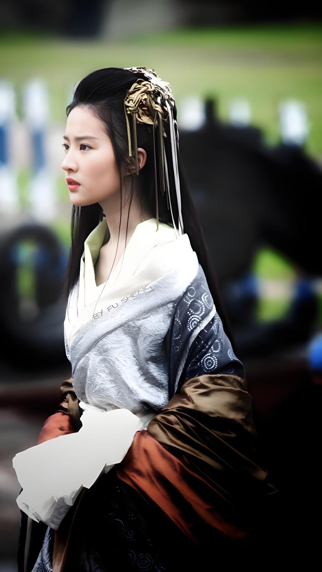 虞姬自杀，其实是给项羽最后的体面。项羽的女人，那是汉军最耀眼的战利品，她必须当着