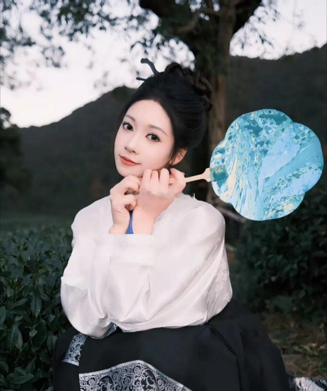 世界冠军吴柳芳，因擦边饱受谩骂，背负40万巨债却无人关心。母亲患癌，月薪四千在北