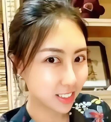 长得没得说，漂亮又精神，就是有点浅。她站在大学讲堂，一挥笔，一张嘴，能呈现啥？请