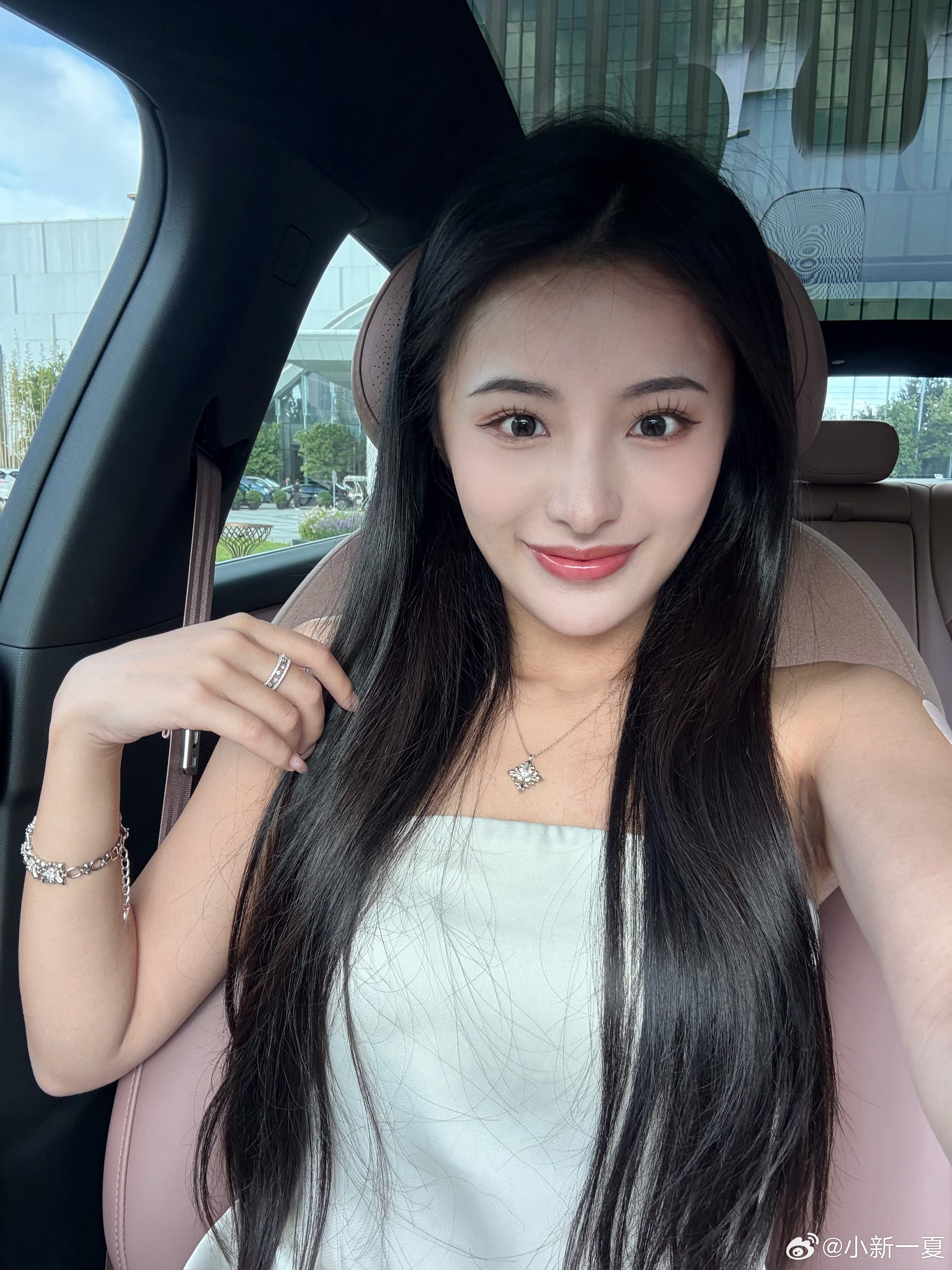 听说东风日产N6发布将是史上最舒服的发布会？！不是，发布会还能多舒服？设想A：我