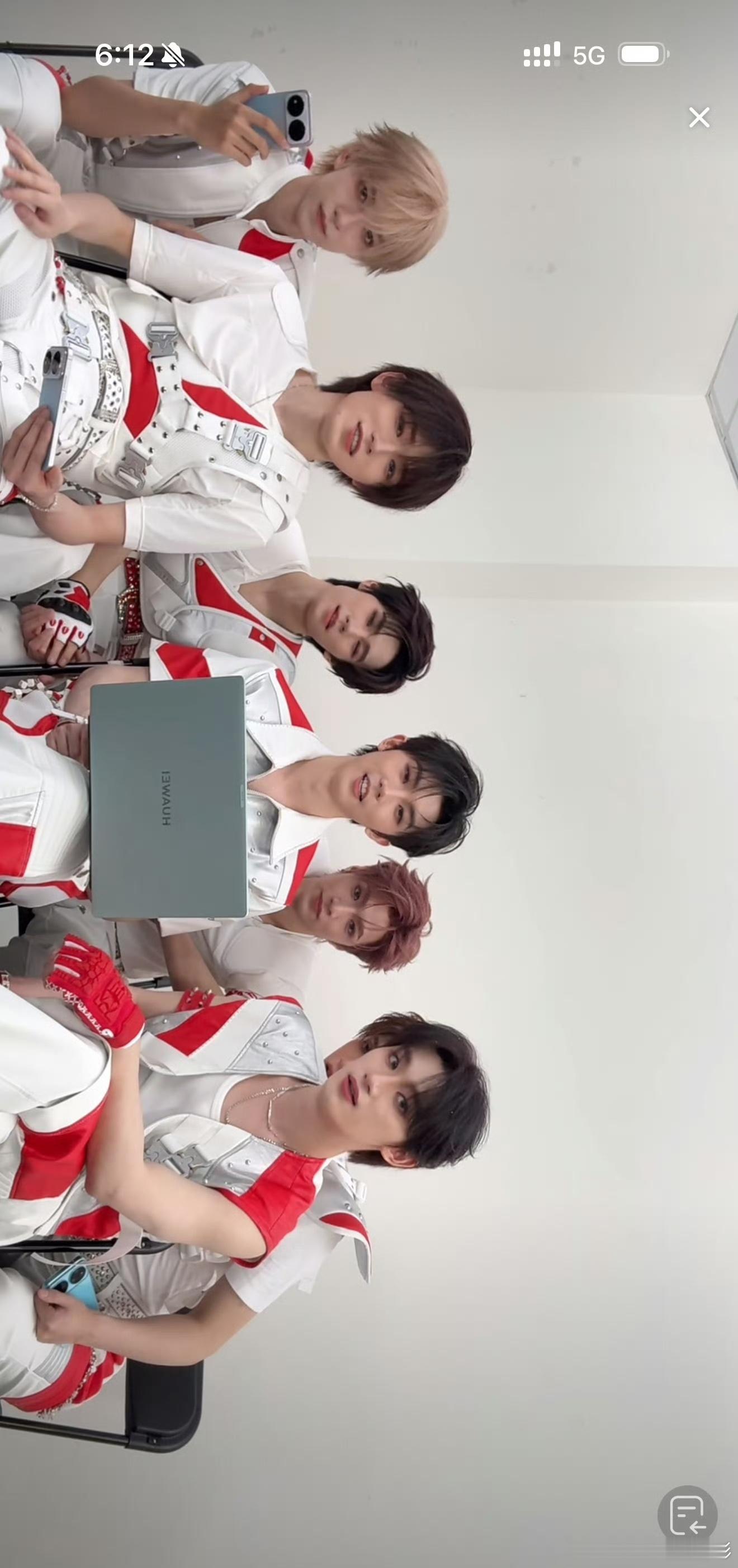 时代少年团直播时代少年团突袭合体直播惊喜上线，演唱会彩排结束后毫无预告开启裸播，