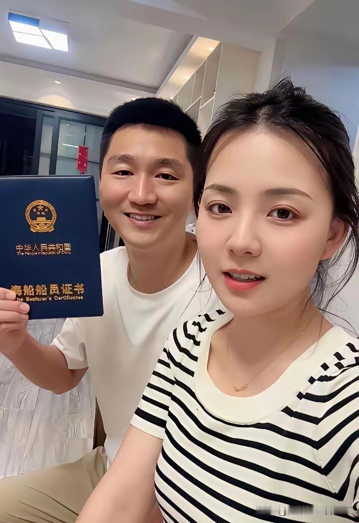 一看就知道，这是老婆主动提出来的合照，不接受反驳！[捂脸][捂脸]