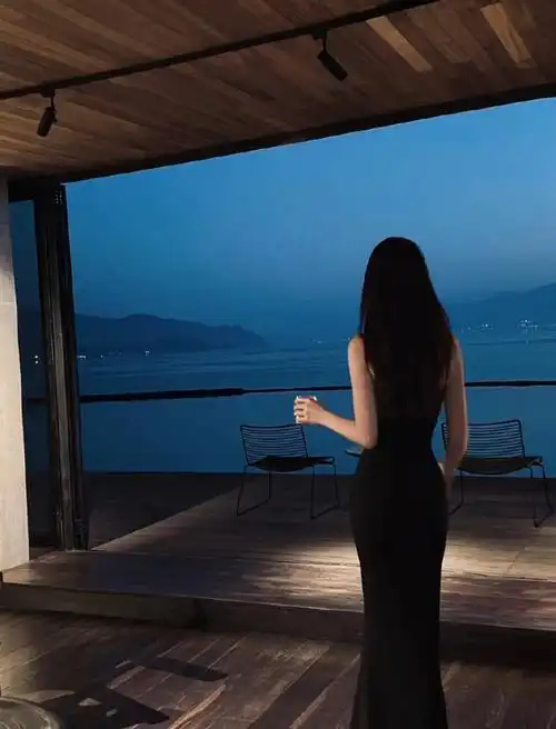 有钱，不可能养你一辈子。帅气，不可能炫耀一辈子。男人是拿来过日子，而不是拿来比较