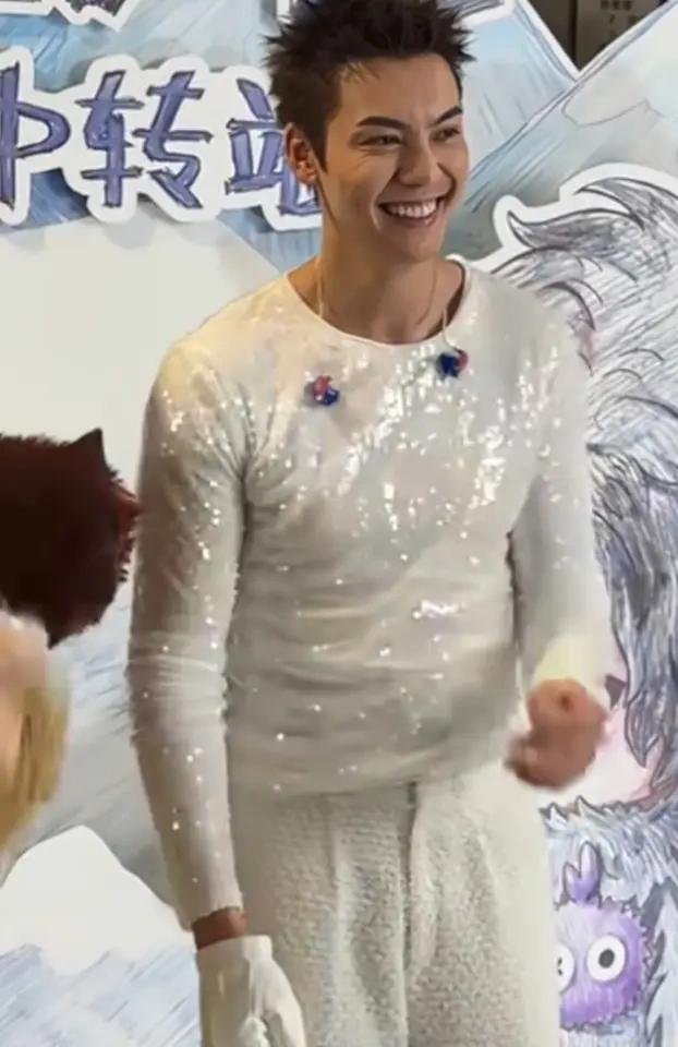 陈伟霆在跨年晚会上这身是秋衣秋裤吗？