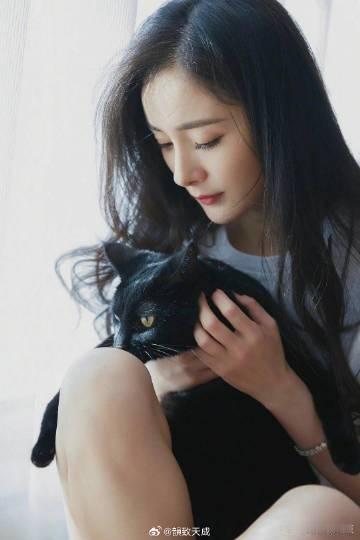 杨幂杨幂私下性格好鲜活各类线下偶遇片段都能看出杨幂待人温和有礼，主动关照身边普通