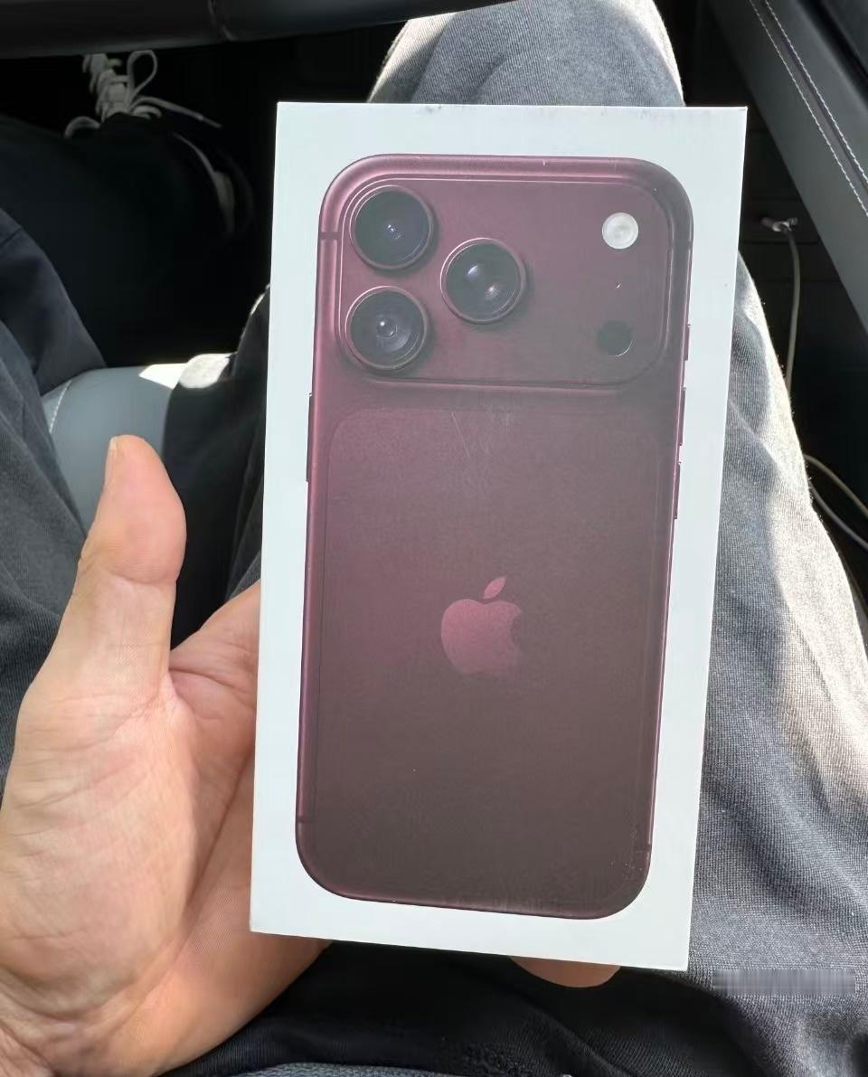 iPhone18真颜色大比拼！首发四色：勃艮第酒红、冰川蓝、银色、深空黑。新色酒
