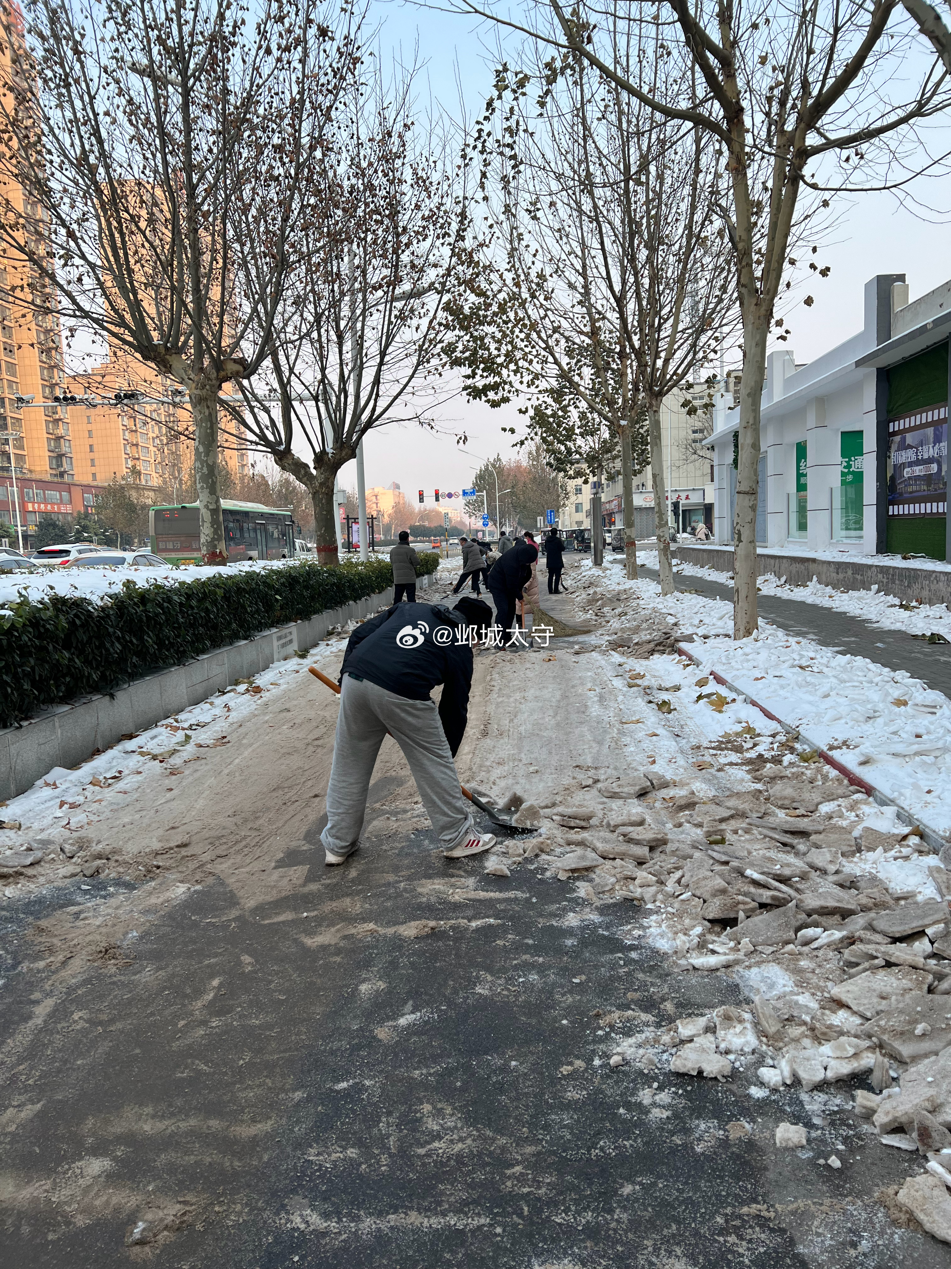 作为科室最年轻的大夫之一，前天下午去清慢车道和人行道的积雪、积冰。各个单位分包路