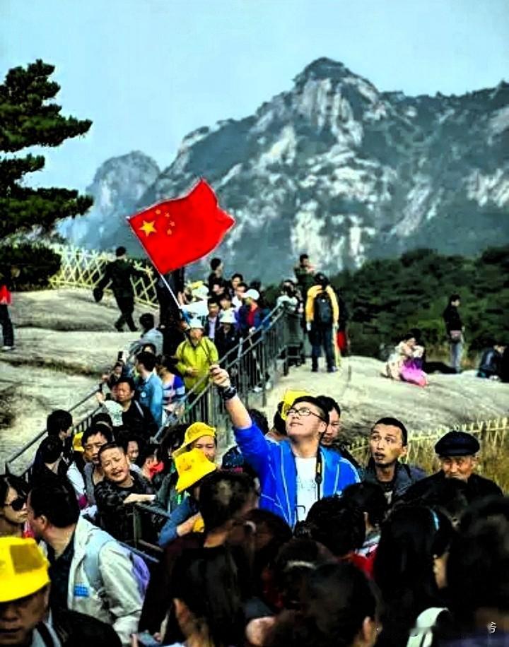 幸亏太阳不属于哪家公司，否则，农民晒稻子得开阳光月卡，晒花生得充黄金时段包，海滩