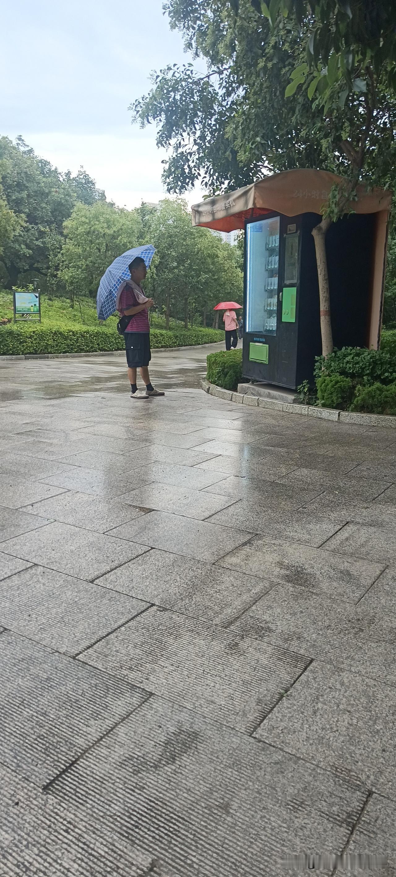 一位50岁的男子站在自动售卖机饮料前很久，很久，最终也没舍得买瓶水。
都说人这辈