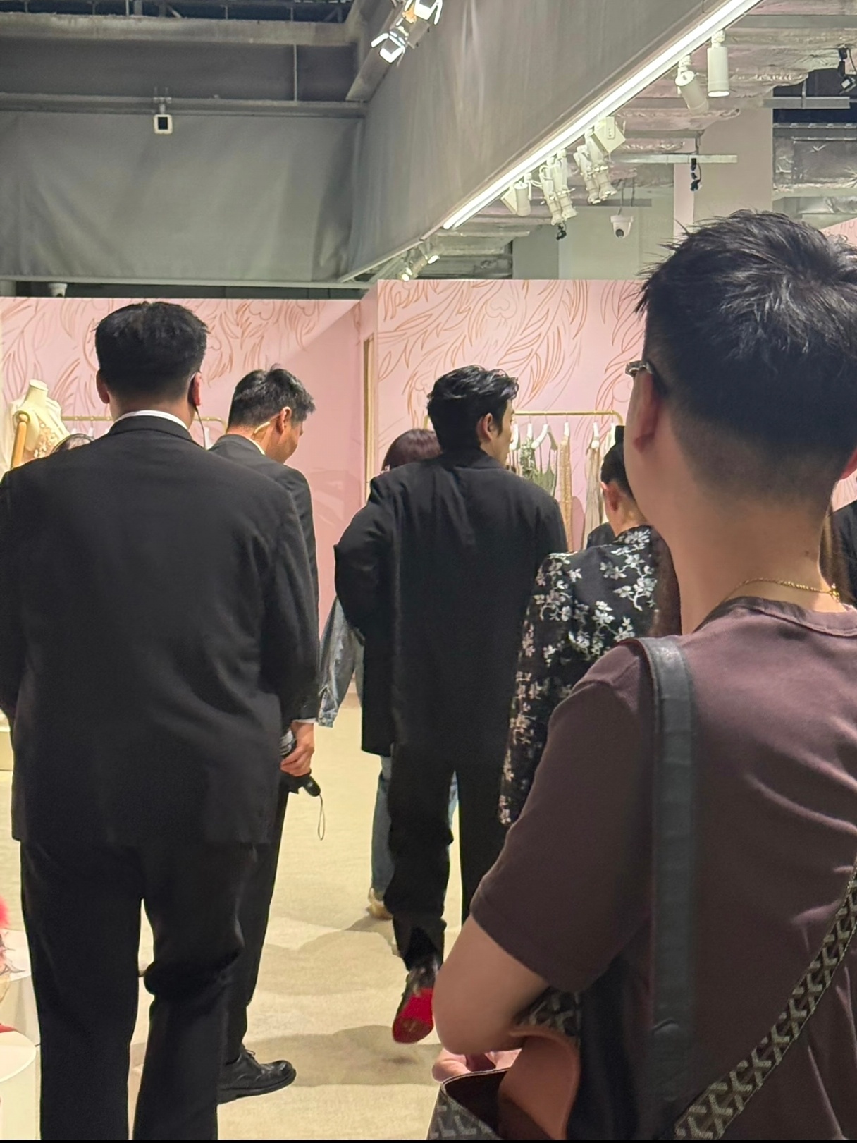 还是红鞋底 ​​​