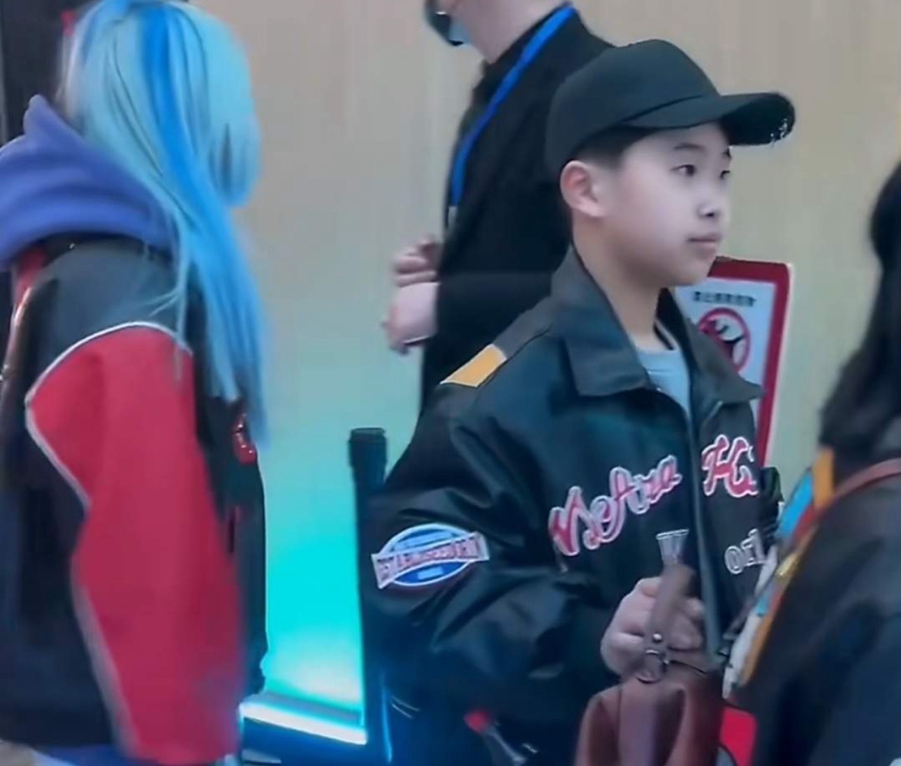 易烊千玺弟弟现在长这样易烊千玺的弟弟易烊昱华（楠楠）今年13岁，最近露面支持哥哥