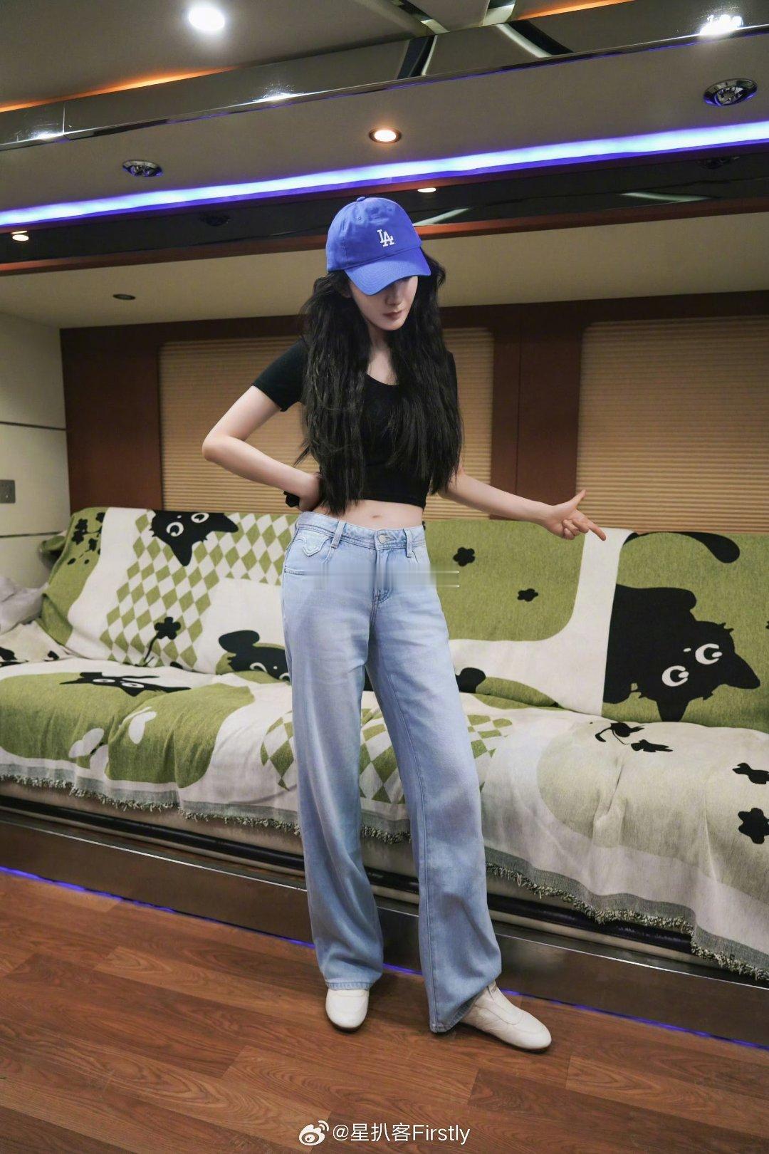 杨幂的头发快长到肚脐眼了杨幂只要不说话，我还是很喜欢杨幂的，可是一说话就感觉特别