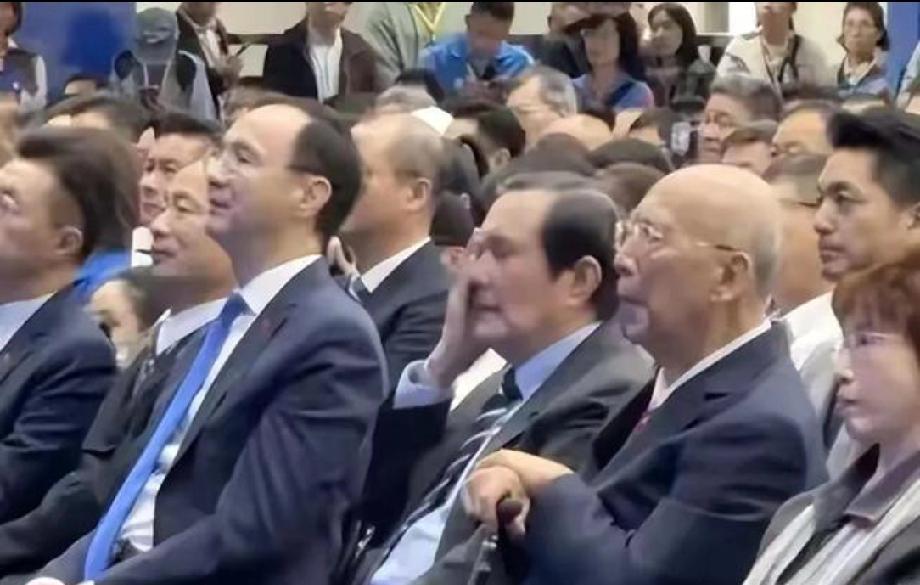 一场郑丽文任职宣誓，就把老马搞的激动👏。

也许是不高兴，也许是“放心不下”这