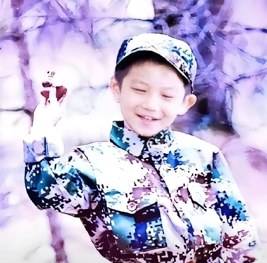 谁能想到这个“小奶牙”，后来成了乒坛霸主？😆
 
刷到樊振东小时候这张照片，心