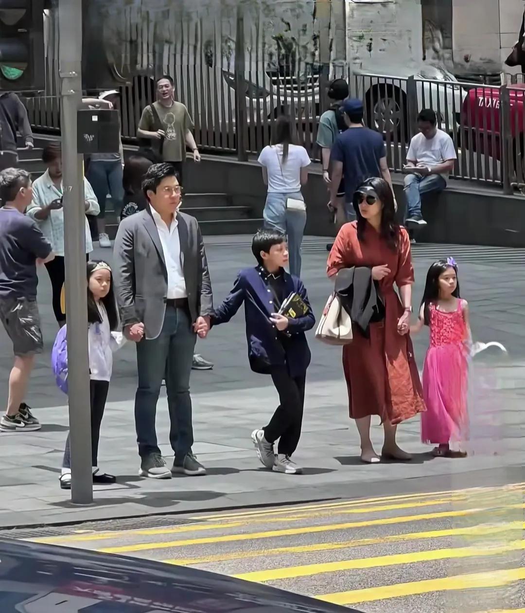 好幸福啊，郭晶晶事业爱情双丰收的一家人，心中有爱，眼里有光，互敬互爱 ，相互成就