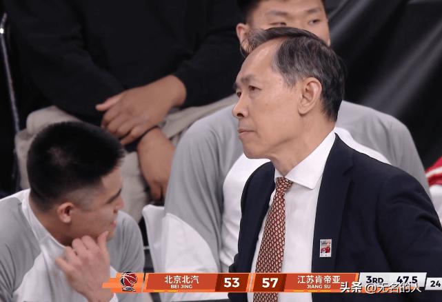 北京三节落后，许利民指导明显不开心




北京三节落后江苏，很难想象这个局面，