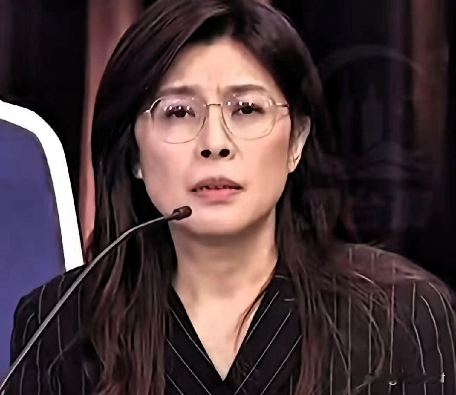 郑丽文：女中豪杰，土著英雄，郑成功继承者。郑丽文讲话时的气场和风格，与郑成功似乎