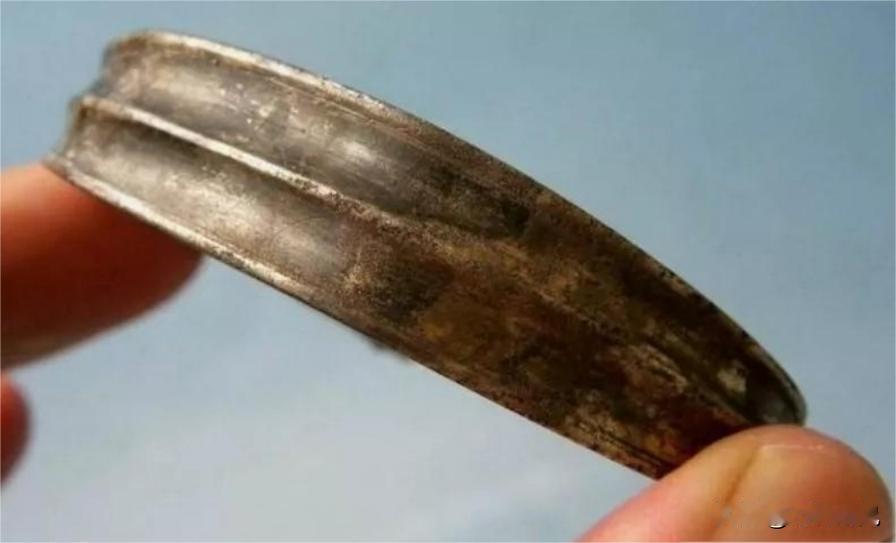1300年前，唐朝一名贵妇将一个小纸条塞入银手镯的夹层中，这张纸条也被她带入了坟