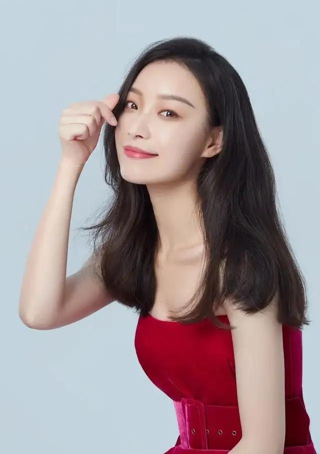 演员倪妮说：“20岁那年我就是南京传媒学院播音系的普通学生。真的很普通，还复读过