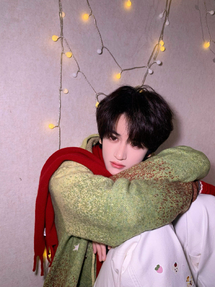 邓佳鑫圣诞live 邓佳鑫分享圣诞live~抱着手臂乖乖眨眼睛的小邓老师，像洋娃