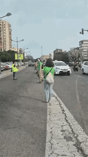 这样就没人随便在马路上散步了
确实也是一种办法
这种暴走团就该整治