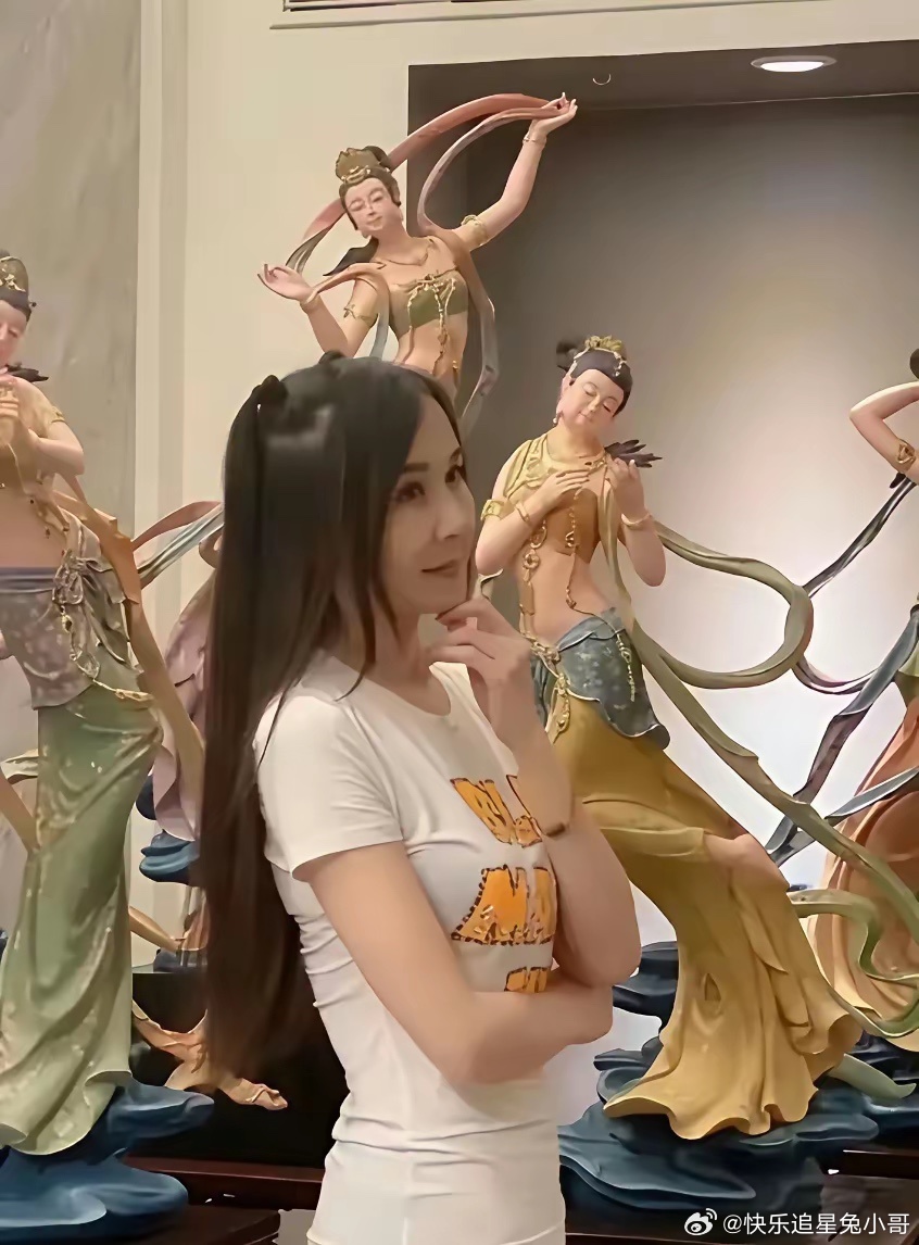 台湾第一美女萧蔷，如今已经62岁了，但是容貌跟身段依然看起来像18岁的小女孩一样