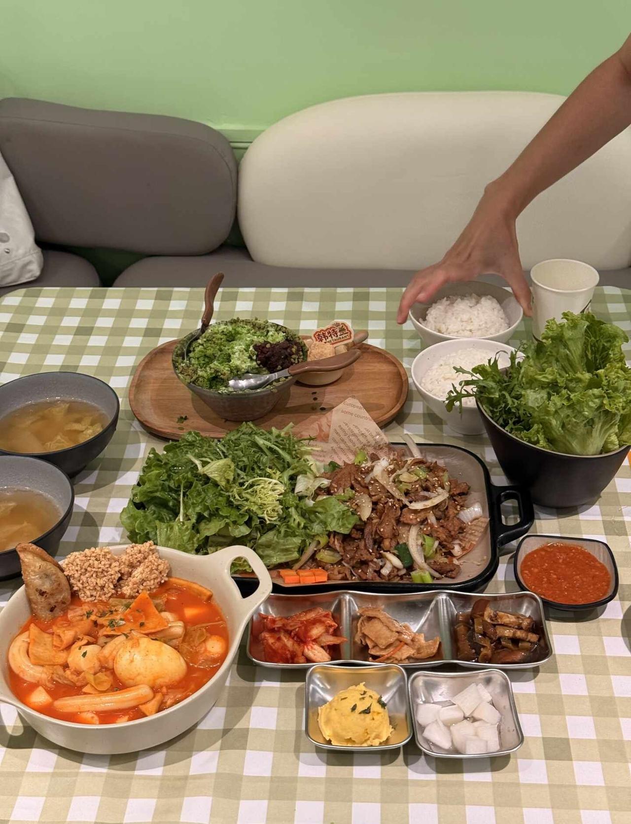 远景路韩特兰 美味韩料二人食
装修风格很韩系 还有分区二楼 个人觉得蛮有意思
我