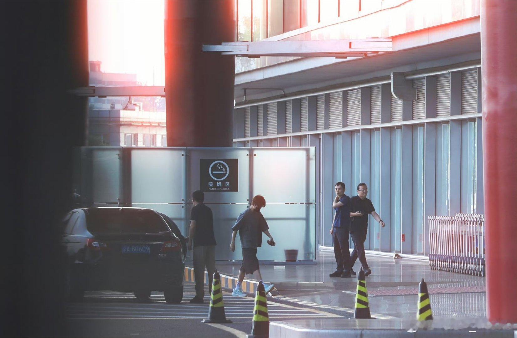 任嘉伦 3任他傲游天地间，嘉人喜爱心久伴。伦家可盐又可甜，我愿未来可相见。喜君来