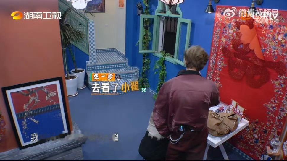 姜妍学习做喜糖像备战高考姜妍在《中餐厅》中展现出的认真态度让人敬佩!为了做出完美