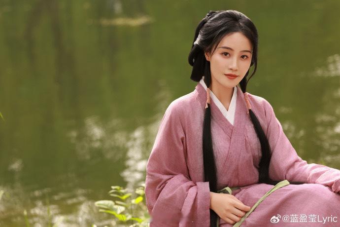 蓝盈莹这世间女子本就千娇百媚蓝盈莹真让人喜欢！各种风格她都能驾驭，聪慧、古风典雅