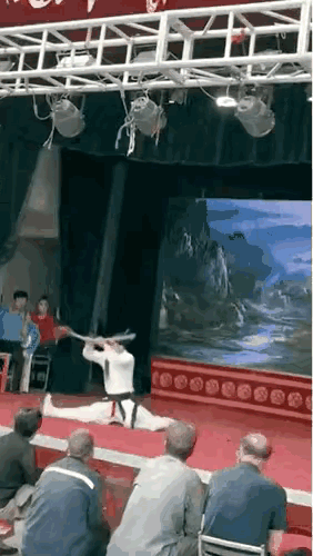 躺尸功练成这样，台下竟然无人叫好。武生功底可谓深厚，每个动作都是一板一眼。青衣鬼